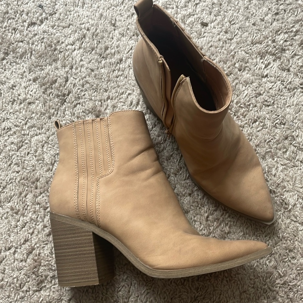 Heeled pointed toe bootie